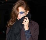 Eva Mendes arrive à l\'aéroport de Los Angeles, direction New York, pour passer le jour de l\'an avec Ryan Gosling, le 30 décembre 2011.<br />