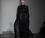 Hanaa Ben Abdesslem lors d'un défilé Givenchy 