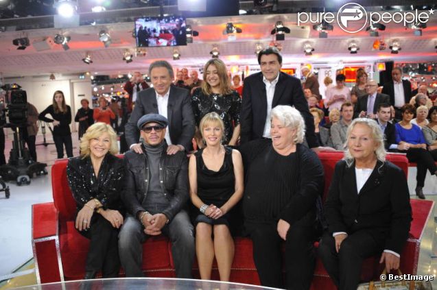 Michel Drucker, Izia Higelin, Nicoletta, JoeyStarr, Karin Viard, Catherine Hosmalin et Agnès B lors de l'émission Vivement Dimanche enregistrée le 4 janvier 2012 au Studio Gabriel à Paris