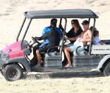 Cindy Crawford entourée de sa jolie famille s'est offert une fin d'année sur la plage ! Mexique, le 31 décembre 2011. 