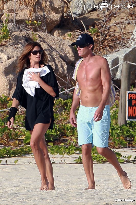 Cindy Crawford et son époux Rande Gerber, complices sur une plage de Cabo San Lucas au Mexique. Le 31 décembre 2011. 