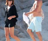 Cindy Crawford et son mari Rande Gerber sur une plage de Cabo san Lucas au Mexique. Le 31 décembre 2011. 