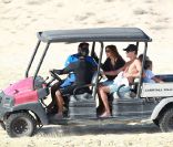Cindy Crawford, entourée de sa jolie famille, s'est offert une fin d'année sur la plage ! Mexique, 31 décembre 2011. 