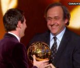 Lionel Messi reçoit le Ballon d\'Or 2012 à Zurich le 9 janvier 2012 des mains de Ronaldo et Michel Platini