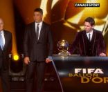 L\'Argentin Lionel Messi reçoit le Ballon d\'Or 2012 à Zurich le 9 janvier 2012 des mains de Ronaldo et Michel Platini