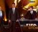 L'Argentin Lionel Messi reçoit le Ballon d'Or 2012 à Zurich le 9 janvier 2012 des mains de Ronaldo et Michel Platini