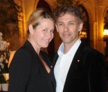 Paul Belmondo et sa femme lors du gala mécénat chirurgie cardiaque au grand Hôtel à Paris, le 9 janvier 2012