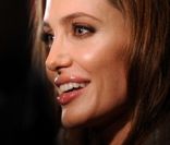 Angelina Jolie présente son premier film, Au pays du sang et du miel, à Washington, le 10 janvier 2012.