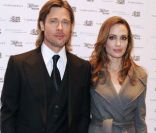Angelina Jolie, accompagnée de Brad Pitt, présente Au pays du sang et du miel à Washington, le 10 janvier 2012.