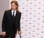 Brad Pitt avec sa canne, à l\'avant-première d\'Au pays du sang et du miel à Washington, le 10 janvier 2012.