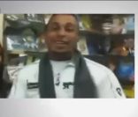 Jamel Debbouze demande à un vendeur de DVD s\'il a son dernier spectacle lors de ses vacances au Maroc en janvier 2012 - vidéo postée via Twitter<br />
