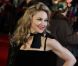 Madonna fait sensation devant les flashs, en dentelle et velours noirs