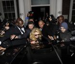 Madonna quittant l'avant-première de son film W.E. à Londres le 11 janvier 2012