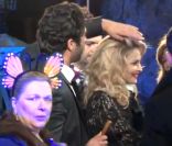 Madonna se faisant recoiffer entre chaque autographe lors de l'avant-première de son film W.E à Londres le 11 janvier 2012