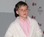 Brooklyn Beckham, adepte d'un look urbain, sait rester chic en accordant sa chemise à ses baskets Louis Vuitton. 