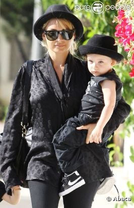 Nicole Richie et son fils Sparrow s'accordent pour une sortie stylée sous le soleil de Los Angeles. Juin 2011.