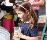 Suri Cruise est à ranger dans la classe des jeunes divas qui aiment les robes chic. 