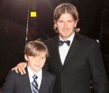 David Beckham et son fils Brooklyn, élégants en costume et chaussures vernies pour une soirée à Londres.  