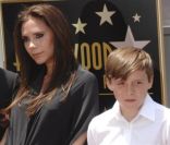 Brooklyn Joseph Beckham, 12 ans, au côté de sa mère et de Simon Fuller à Hollywood en mai 2011. 