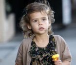 Honor Warren, stylée pour une promenade avec sa petite soeur Haven et leur jeune mère Jessica Alba. Los Angeles, le 13 novembre 2011. 