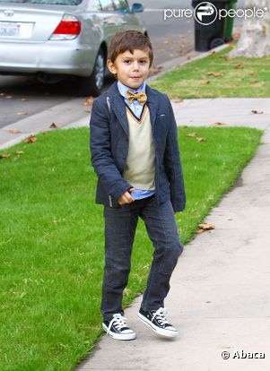 Le fils aîné de Gwen Stefani et Gavin Rossdale, Kingston s'est fait beau et a enfilé son plus beau noeud pap' pour passer Thanksgiving en famille. Los Angeles, le 24 novembre 2011.