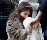 Suri Cruise est, à seulement 5 ans, une fan de talons et arbore de charmants manteaux en fourrure. 