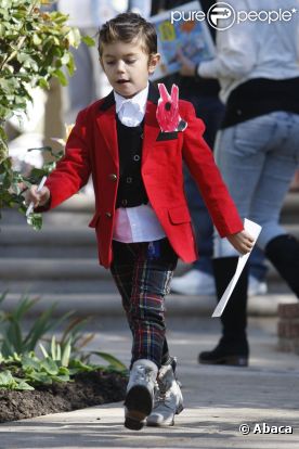 Le fils de Gwen Stefani et Gavin Rossdale, Kingston, se la joue british avec un blazer rouge et un pantalon tartan.