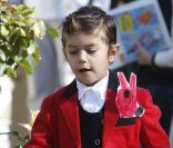 Le fils de Gwen Stefani et Gavin Rossdale, Kingston, se la joue british avec un blazer rouge et un pantalon tartan. 
