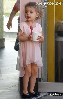 La petite princesse Harlow Richie Madden, mignonne à croquer dans sa robe rose et ses petites ballerines, dévore une glace !