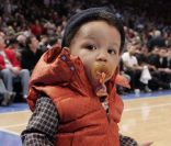 Le petit Egypt (1 an) foule le parquet du Madison Square Garden avec style. 