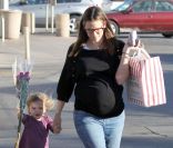 Jennifer Garner, enceinte, et sa fille Seraphina font des courses le 12 janvier 2012 dans les rues de Los Angeles