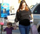 Jennifer Garner, enceinte, et sa fille Seraphina font des courses le 12 janvier 2012 à Los Angeles