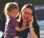 Jennifer Garner au téléphone et sa fille Seraphina dans les bras, à Los Angeles, le 12 janvier 2012