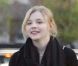Chloë Moretz, ravissante dans un total look noir au côté d'un ami se promènent dans les rues de West Hollywood le 8 janvier 2012