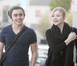 Chloë Moretz passe un agréable moment avec un ami dans les rues de West Hollywood le 8 janvier 2012