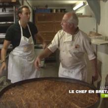 Le Chef en Bretagne, la nouvelle émission de Cyril Lignac sur M6. Ici, devant la galette géante<br />