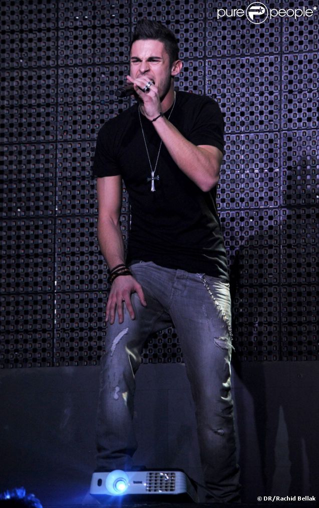 Baptiste Giabiconi donne tout en concert au Metropolis à Rungis le 14 janvier 2012
