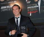 Jean Dujardin reçoit son prix d'homme de l'année lors de la soirée GQ des hommes de l'année 2011 au Ritz à Paris le 18 janvier 2012