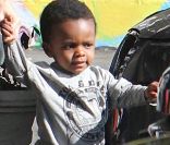 <p>Sandra Bullock et son fils Louis sortent de l\'école, à Studio City près de Los Angeles. Le 19 janvier 2012</p>