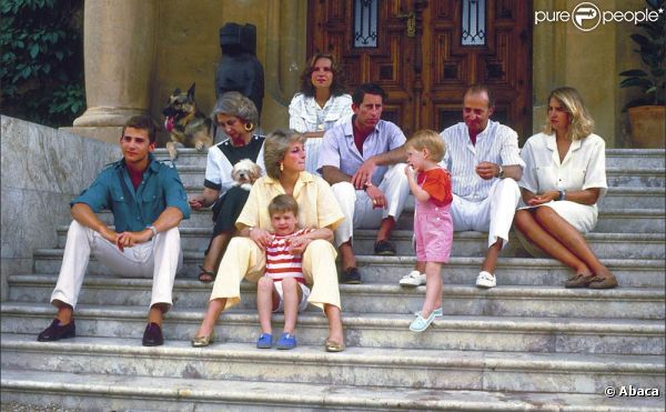 Vacances à Majorque du prince Charles et de la princesse Diana chez les royaux espagnols au milieu des années 1980, avec les tout jeunes princes William et Harry. Le roi Juan Carlos Ier a-t-il flirté avec Lady Diana à cette période ? Les rumeurs de romance ressurgissent dans La  Soledad de la reine: Sofia, una vida , biographie non autorisée de la reine Sofia publiée par la spécialiste du genre Pilar Eyre.