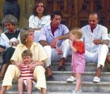 Vacances à Majorque du prince Charles et de la princesse Diana chez les royaux espagnols au milieu des années 1980, avec les tout jeunes princes William et Harry. Le roi Juan Carlos Ier a-t-il flirté avec Lady Diana à cette période ? Les rumeurs de romance ressurgissent dans La  Soledad de la reine: Sofia, una vida , biographie non autorisée de la reine Sofia publiée par la spécialiste du genre Pilar Eyre.