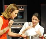 Carole Bouquet et Anne-Sophie Pic lors de la quatrième édition de Paris des Chefs, à La Mutualité, le 23 janvier 2012.