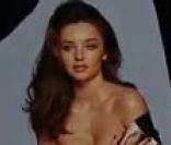 Miranda Kerr, patriote et sexy, donne tout pour son pays !