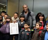 Teddy Riner au milieu des enfants lors de l'inauguration du centre sportif Pajol le 25 janvier 2012