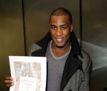 Teddy Riner reçoit la médaille Grand Vermeil de la Ville de Paris des mains de Bertrand Delanoë lors de l'inauguration du centre sportif Pajol le 25 janvier 2012
