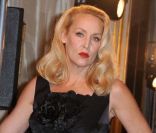 Jerry Hall fait le show sous les yeux de Sarah Marshall et de son pygmalion