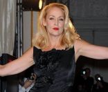 Jerry Hall, en véritable la star, fait le show lors du défilé haute couture de Jean-Luc Amsler à Paris, le 25 janvier 2012.