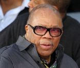 Quincy Jones lors d'une cérémonie hommage au pied du Chinese Theatre de Los Angeles où les empreintes de Michael Jackson ont été posées le 26 janvier 2012