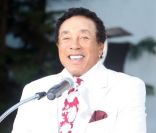 Smokey Robinson lors d'une cérémonie hommage au pied du Chinese Theatre de Los Angeles où les empreintes de Michael Jackson ont été posées le 26 janvier 2012