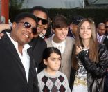 Paris Jackson, Justin Biber, Blanket, Tito et Jackie Jackson lors d'une cérémonie hommage au pied du Chinese Theatre de Los Angeles où les empreintes de Michael Jackson ont été posées le 26 janvier 2012